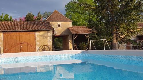 une piscine devant une maison dans l'établissement Le Pigeonnier Champignois, à Champigny-le-Sec