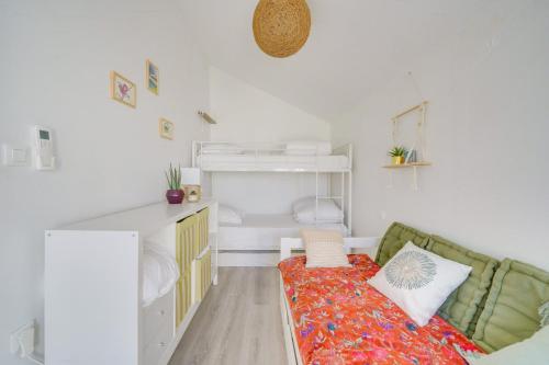 un salon avec un canapé et une chaise dans l'établissement La Maison de Laborderie – Bassin d’Arcachon, à Arcachon