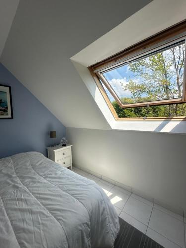 une chambre avec un lit et une fenêtre dans l'établissement Détente & Horizon, à Cully
