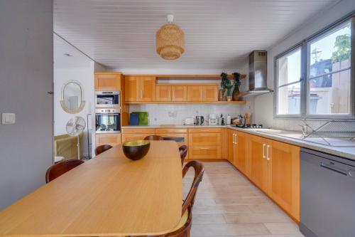 una cucina con tavolo in legno e piano di lavoro in legno di La Maison de Laborderie – Bassin d’Arcachon ad Arcachon