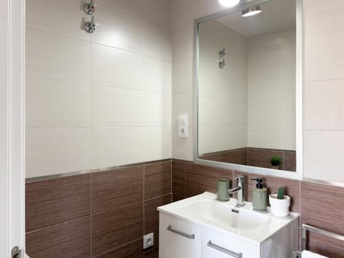 a bathroom with a sink and a mirror at ChillaHomes 003 in Candeleda