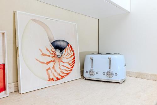 a toaster sitting next to a picture of a toaster at VILLA AMIRA Porto Cervo con vista Mozzafiato sul Mare,Piscina Privata,WELLNESS & SPA in Liscia di Vacca