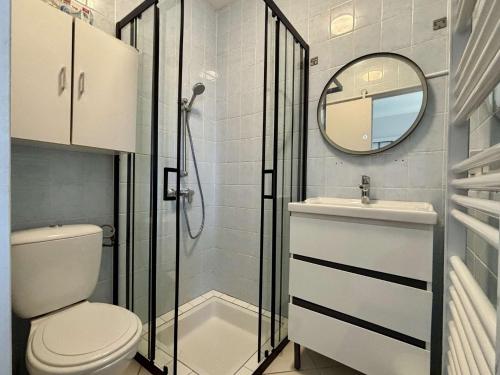 une salle de bain avec toilettes, lavabo et miroir dans l'établissement Studio cabine 3 personnes COLLIOURE AR000-C04, à Collioure