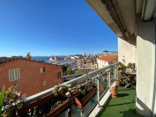 - un balcon avec des plantes en pot dans un bâtiment dans l'établissement Appartement vue mer, à Marseille