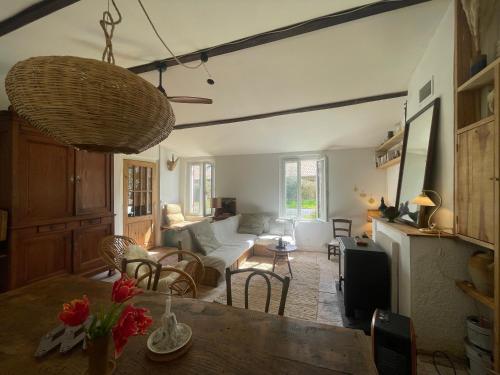 un salon avec un canapé et une table dans l'établissement Paloma Blanca, à Naujac-sur-Mer