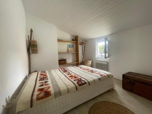 une chambre avec un grand lit dans une pièce dans l'établissement Paloma Blanca, à Naujac-sur-Mer