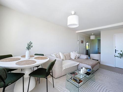 un salon avec un canapé et une table dans l'établissement Appartement clair et lumineux, à Clermont-Ferrand