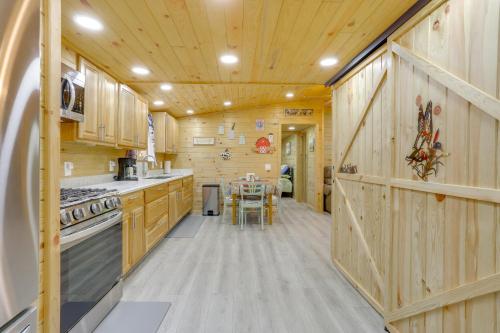 Una cocina o cocineta en 4 Mi to Delaware River Callicoon Retreat with Deck!