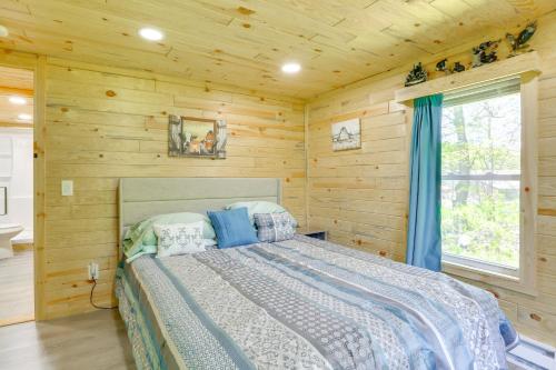 Una cama o camas en una habitación de 4 Mi to Delaware River Callicoon Retreat with Deck!