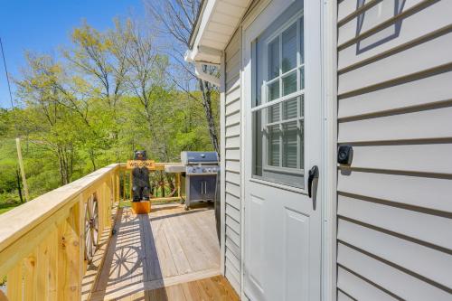 Un balcón o terraza en 4 Mi to Delaware River Callicoon Retreat with Deck!