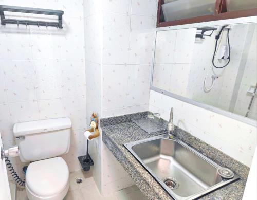 Et badeværelse på 30m beachfront Seaview Jomtien beach high level seaside Thiantong condo