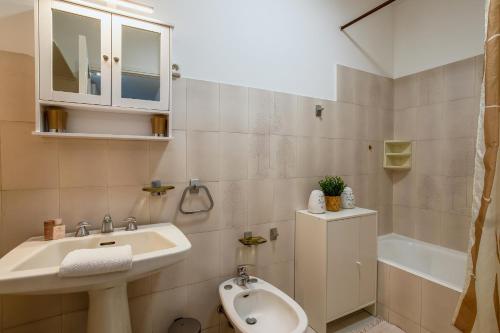 une salle de bain avec un lavabo, des toilettes et une baignoire dans l'établissement LE CHANTILLY AP4464 by RIVIERA HOLIDAY HOMES, à Cagnes-sur-Mer