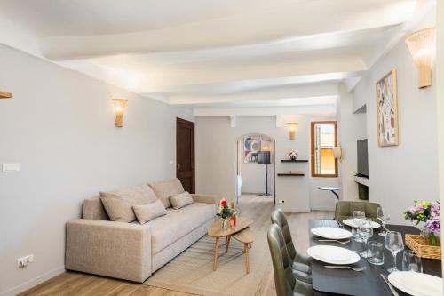 un salon avec un canapé et une table dans l'établissement VIEUX CHATEAU II - Agréable 2 pièces - Vue Mer - Menton Vieille Ville, à Menton