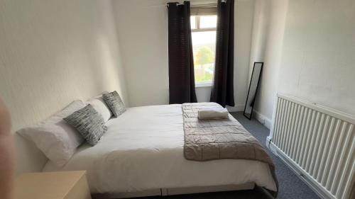 Un dormitorio con una gran cama blanca con ventana. en Perfect room 4, en Bristol