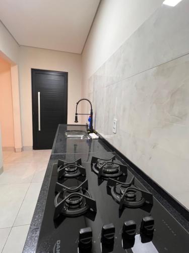 Η κουζίνα ή μικρή κουζίνα στο Casa aconchegante 2min do centro