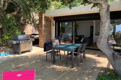 une table et des chaises sur une terrasse avec un grill dans l'établissement Villa 4p with private pool near the sea, à Saint-Raphaël