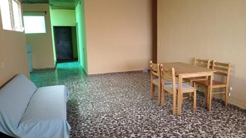 una habitación con una mesa y sillas y una cama en Casa San Fernando, Ahuachapan, en Ahuachapán