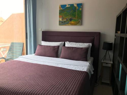 Giường trong phòng chung tại Sunset studio Bečići