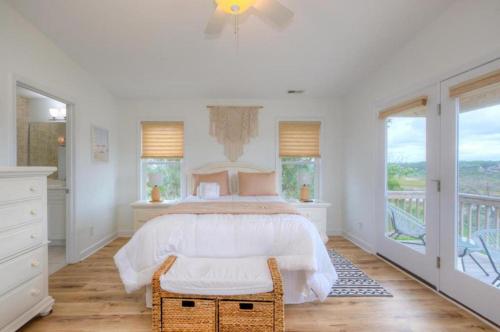 Ένα ή περισσότερα κρεβάτια σε δωμάτιο στο Marsh to the Beach