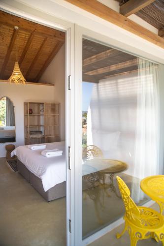 a bedroom with a bed and a table at Vale das Estrelas in São Teotónio