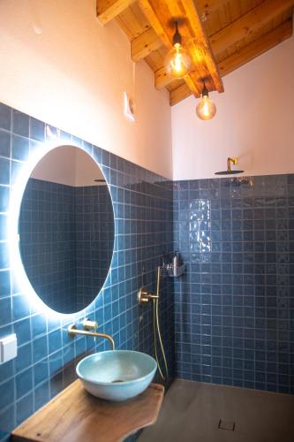 a bathroom with a bowl sink and a mirror at Vale das Estrelas in São Teotónio