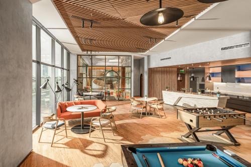 Un lugar para sentarse en Comzy Homestay by Citadines Residence Ha Long