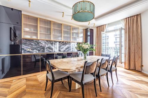 une salle à manger avec une table et des chaises en bois dans l'établissement Prestigious apartment, Eiffel Tower, à Paris