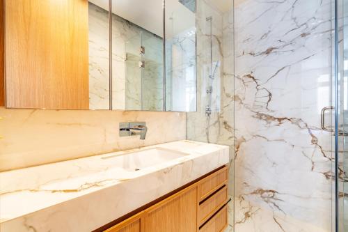 une salle de bain avec un lavabo et une douche dans l'établissement Prestigious apartment, Eiffel Tower, à Paris