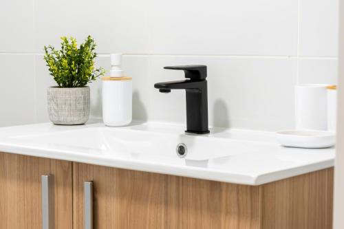 ein Waschbecken mit einem schwarzen Wasserhahn in der Unterkunft Apartamento de 1 dormitorio cerca de Plaza España-Madrid Temporal PEZ14 in Madrid