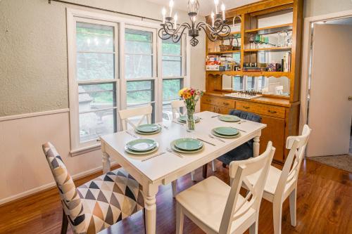 Gallery image of Pet-Friendly St Paul Home Fireplace and Office Area in Mendota