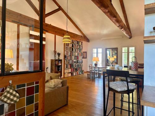 un salon avec une cuisine et une salle à manger dans l'établissement Loft transversant avec balcon, à Avignon