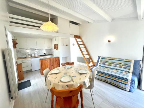 Maisonnette cosy avec piscine chauffée et tennis, à 800m de la plage, idéale pour 4 pers. - FR-1-231-310