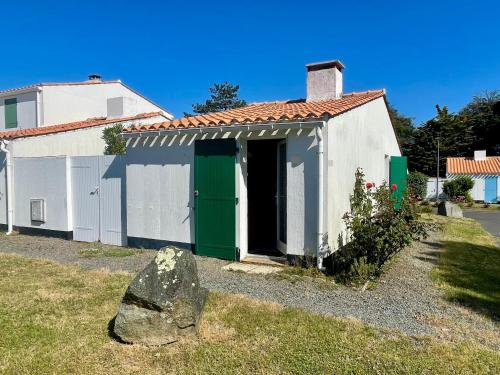 Photo de la galerie de l'établissement Maisonnette cosy avec piscine chauffée et tennis, à 800m de la plage, idéale pour 4 pers. - FR-1-231-310, à Bretignolles-sur-Mer
