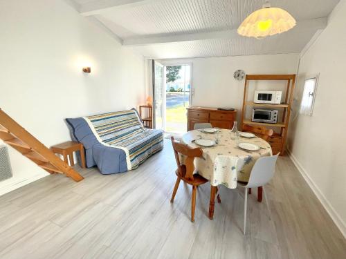 Photo de la galerie de l'établissement Maisonnette cosy avec piscine chauffée et tennis, à 800m de la plage, idéale pour 4 pers. - FR-1-231-310, à Bretignolles-sur-Mer