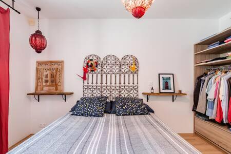 une chambre avec un lit au milieu d'un placard dans l'établissement Propriété vue mer avec jardin et terrasse proche port et calanques, à La Ciotat