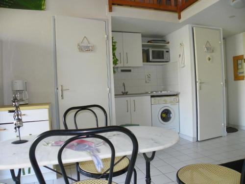 Appartement avec chambre et mezzanine à proximité de la mer
