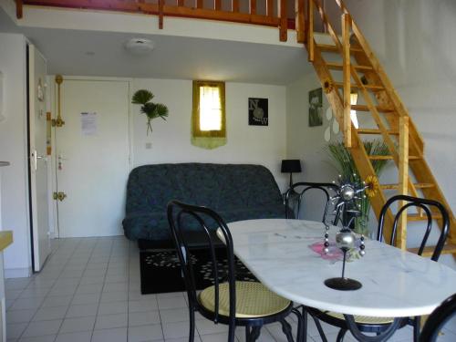 Appartement avec chambre et mezzanine à proximité de la mer