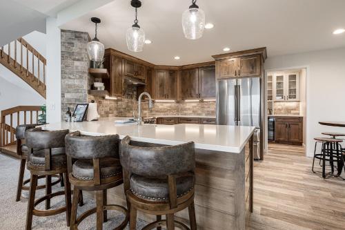 una cucina con una grande isola con sgabelli da bar di Dreamers Peak at Shanty Creek Resort a Bellaire