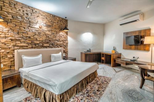Postel nebo postele na pokoji v ubytování Chokar Dhani Resort