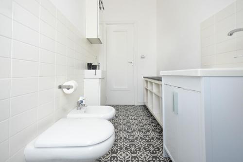 un bagno bianco con un water e un lavandino di Casa vacanze VesuviusView a Ercolano