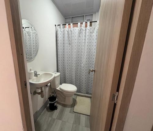 卡塔赫纳Maru apartamentos的带马桶和水槽的浴室