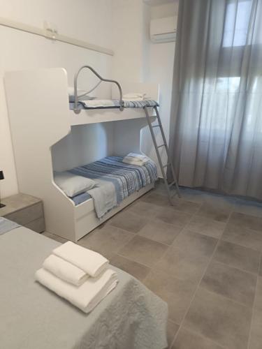 a bedroom with a bunk bed with towels on it at Il Girasole Del Sangro in Torino di Sangro