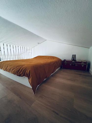 - une chambre avec un lit et une valise dans l'établissement Maison moderne et cosy aux Sables d Olonne, à Les Sables-dʼOlonne