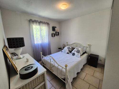 une chambre avec un lit, une table et une fenêtre dans l'établissement Villa 2 chambres de plain pied, climatisation, internet plages et commerces à proximité, à La Seyne-sur-Mer