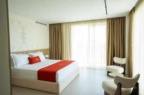 una camera d'albergo con un letto e una finestra di Hotel Skanderbeg a Golem