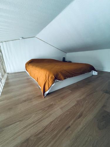 Ce lit se trouve dans un dortoir doté de parquet. dans l'établissement Maison moderne et cosy aux Sables d Olonne, à Les Sables-dʼOlonne