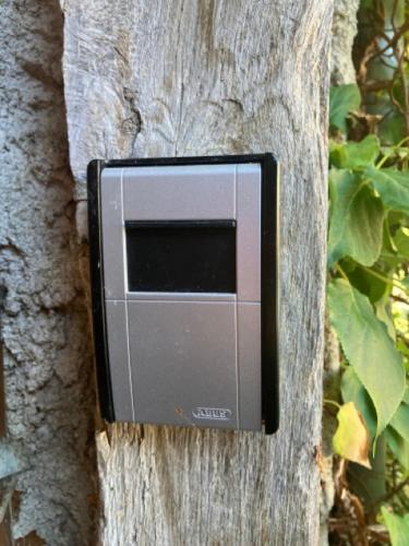 un petit appareil est encastré dans un arbre dans l'établissement Maison au GRAND calme, à Beurrières