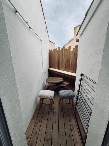- un petit balcon avec une table et deux chaises dans l'établissement Maison moderne et cosy aux Sables d Olonne, à Les Sables-dʼOlonne