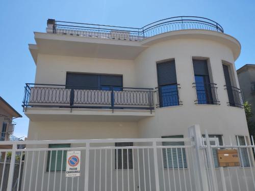 Gallery image of Bilocale per 2 - Quadrilocale per 6 - Appartamenti Sebastiani centralissimi in Scauri