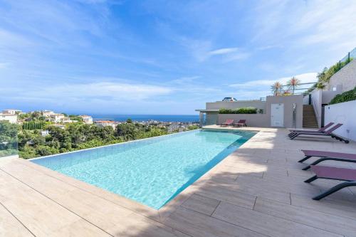 - une piscine dans une villa avec vue dans l'établissement Azur Panoramique – Calme Vue Mer proche Nice, à Saint-Laurent-du-Var